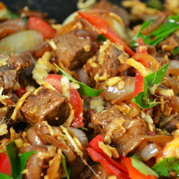 Beef stir-fry with capsicum, onion and spring onion